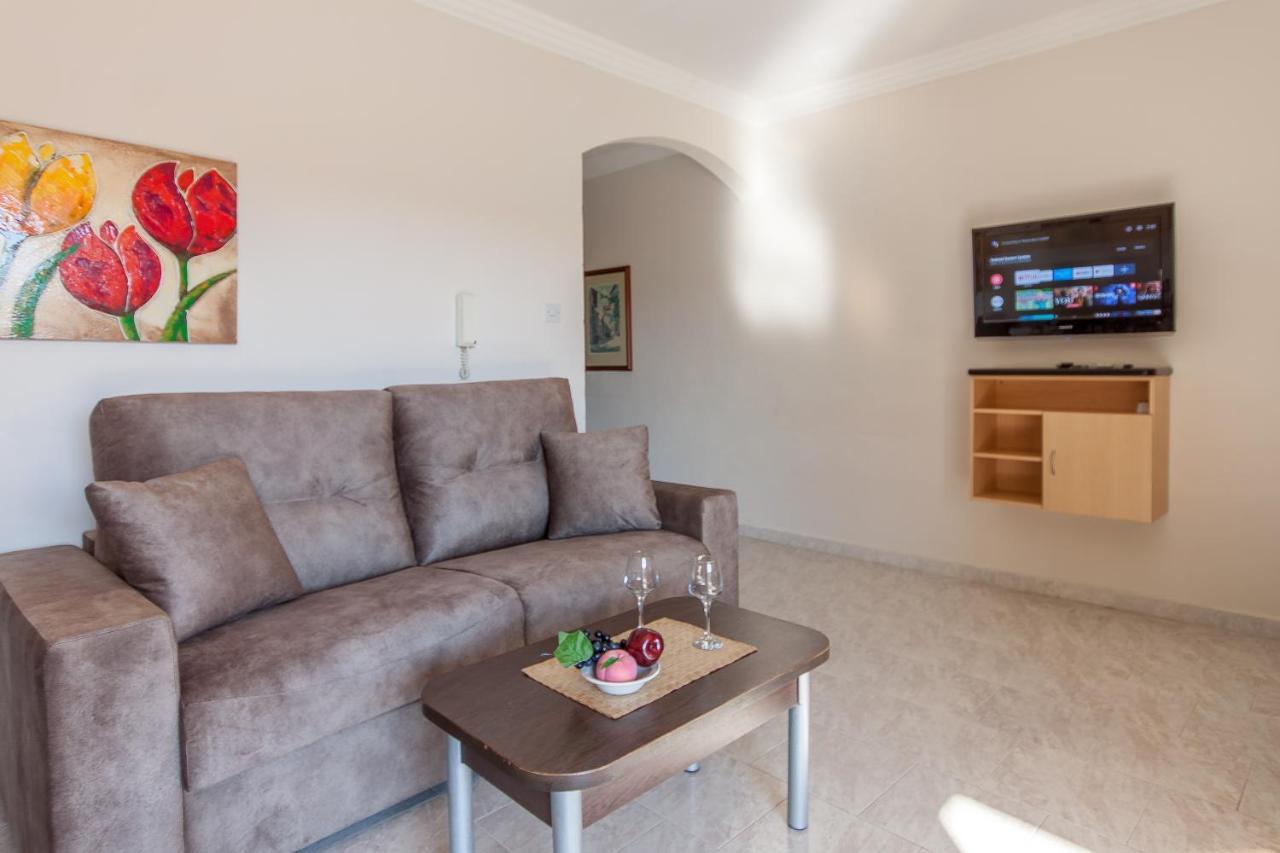 Pool & Sea Merill Apartments 멜리에하 외부 사진