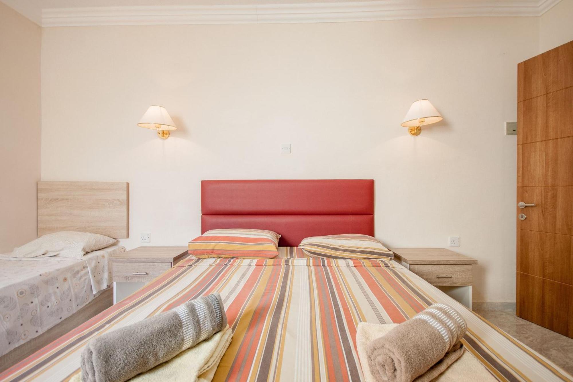 Pool & Sea Merill Apartments 멜리에하 객실 사진
