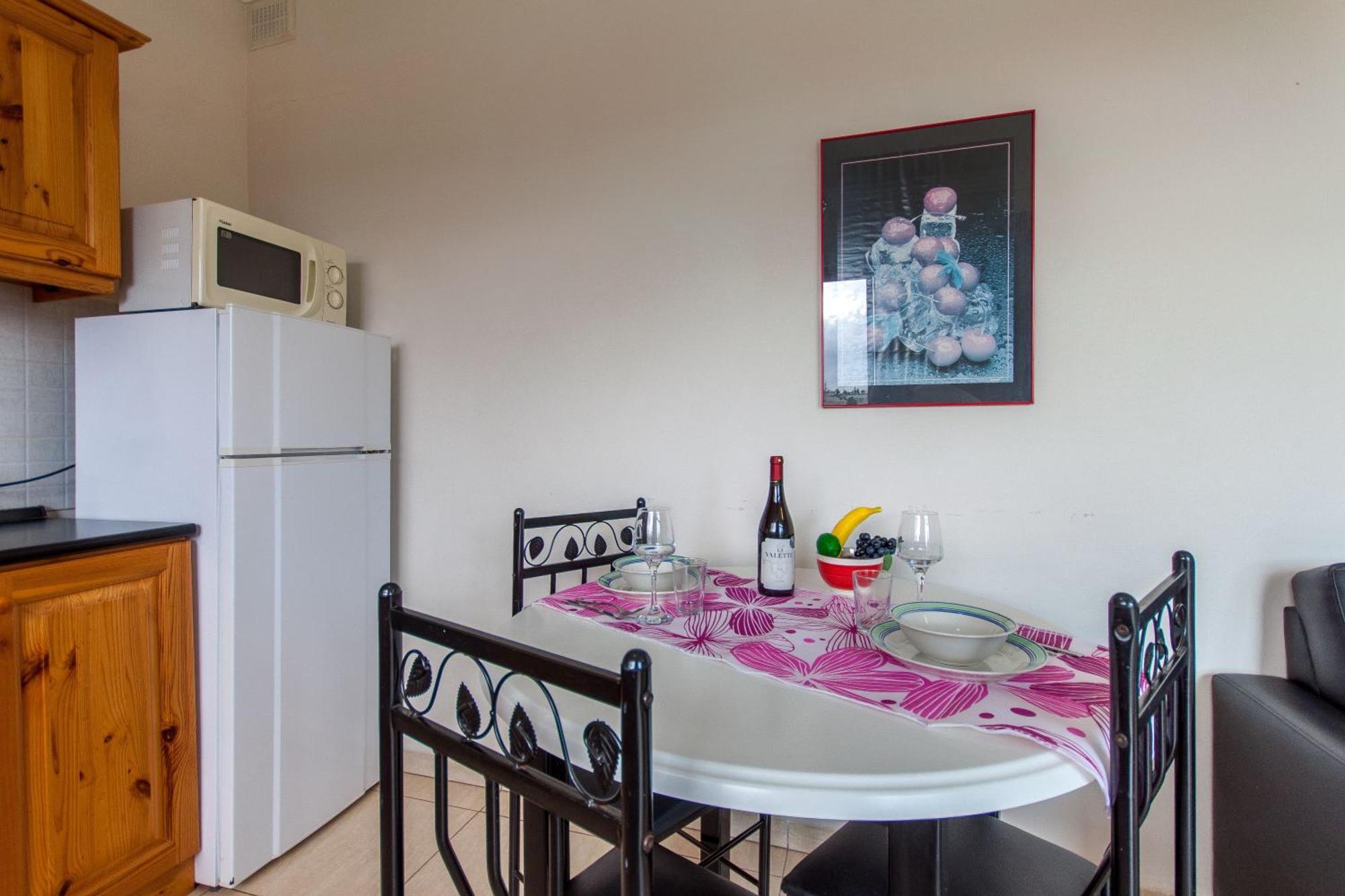 Pool & Sea Merill Apartments 멜리에하 객실 사진