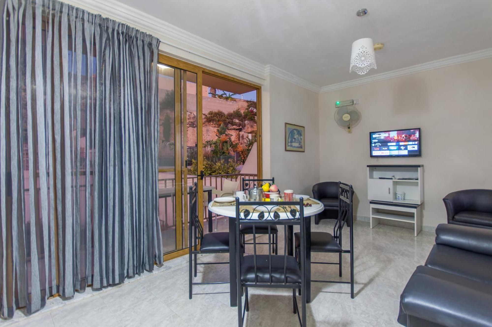 Pool & Sea Merill Apartments 멜리에하 객실 사진